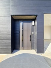 松本市横田、中古一戸建ての玄関画像です