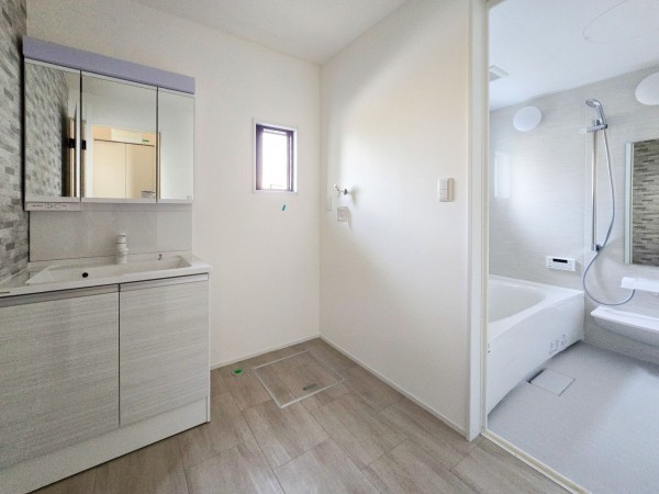 松本市横田、中古一戸建ての洗面画像です