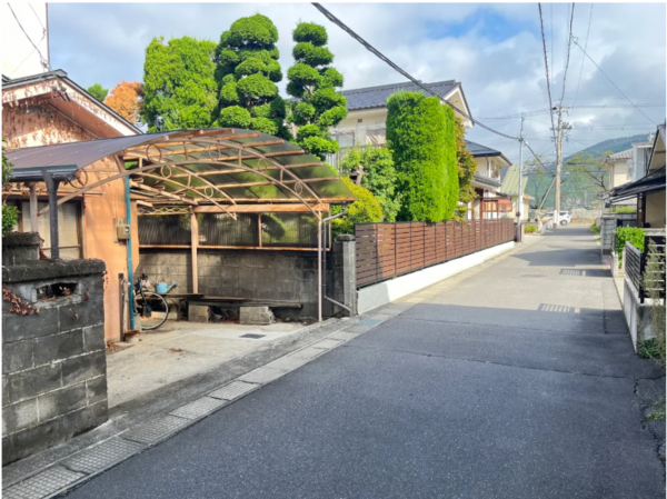 松本市大字里山辺、土地の前面道路を含む現地写真画像です