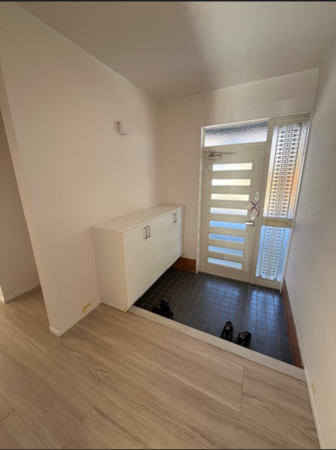 安曇野市堀金、中古一戸建ての玄関画像です