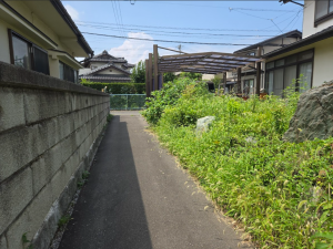 塩尻市大字広丘、中古一戸建ての前面道路を含む現地写真画像です