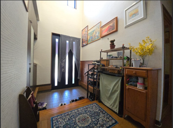 塩尻市大字広丘、中古一戸建ての玄関画像です