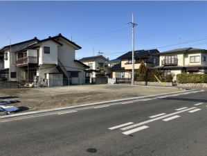 松本市野溝西、新築一戸建ての前面道路を含む現地写真画像です
