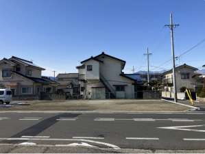 松本市野溝西、新築一戸建ての前面道路を含む現地写真画像です