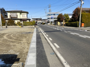 松本市野溝西、新築一戸建ての前面道路を含む現地写真画像です