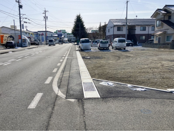 松本市野溝西、新築一戸建ての前面道路を含む現地写真画像です