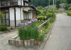 安曇野市明科、中古一戸建ての前面道路を含む現地写真画像です
