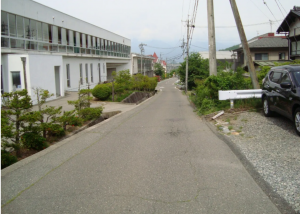 安曇野市明科、中古一戸建ての前面道路を含む現地写真画像です