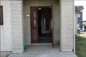 塩尻市大門、中古一戸建ての玄関画像です