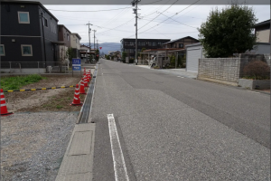 塩尻市大門、中古一戸建ての前面道路を含む現地写真画像です
