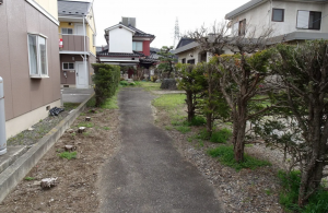 塩尻市大門、中古一戸建ての前面道路を含む現地写真画像です