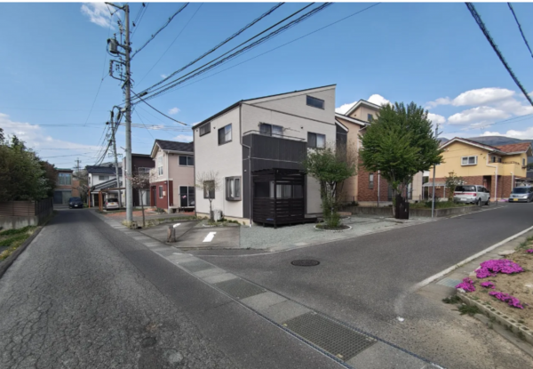 松本市大字里山辺、中古一戸建ての前面道路を含む現地写真画像です