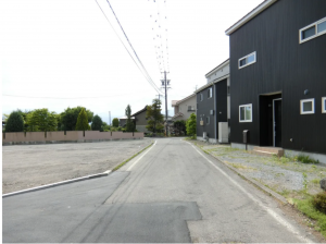 松本市梓川、土地の前面道路を含む現地写真画像です