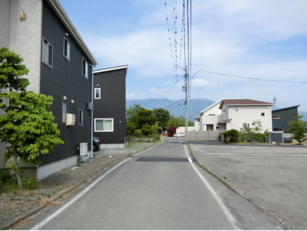 松本市梓川、土地の前面道路を含む現地写真画像です
