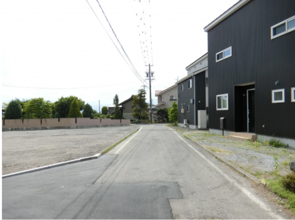 松本市梓川、土地の前面道路を含む現地写真画像です