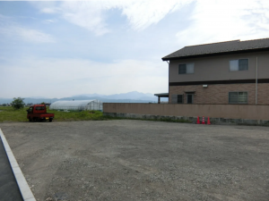 松本市梓川、土地の前面道路を含む現地写真画像です