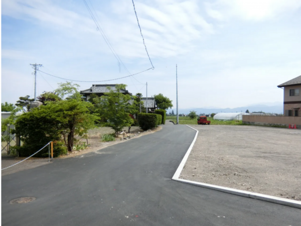 松本市梓川、土地の前面道路を含む現地写真画像です