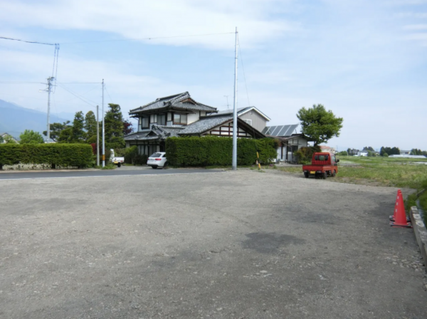 松本市梓川、土地の前面道路を含む現地写真画像です