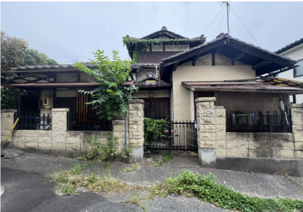 松本市蟻ケ崎、中古一戸建ての前面道路を含む現地写真画像です