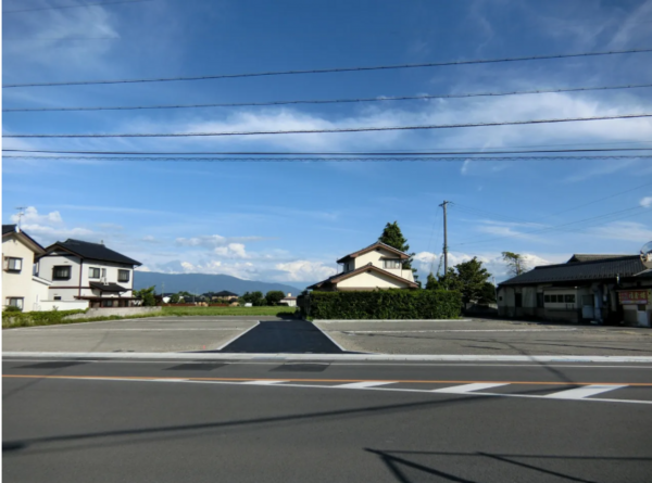 松本市梓川、土地の前面道路を含む現地写真画像です
