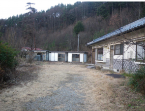 安曇野市穂高、中古一戸建ての前面道路を含む現地写真画像です