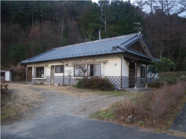 安曇野市穂高、中古一戸建ての前面道路を含む現地写真画像です