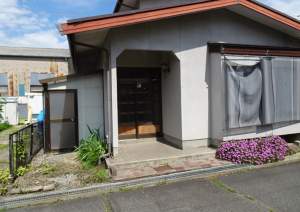 松本市大字神林、中古一戸建ての玄関画像です