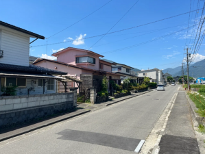 松本市波田、中古一戸建ての前面道路を含む現地写真画像です