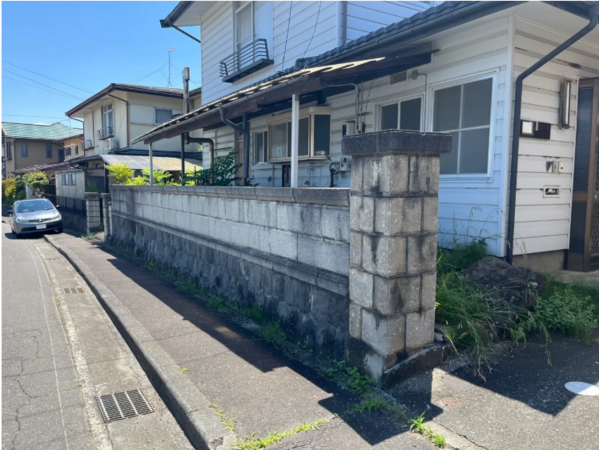 松本市波田、中古一戸建ての前面道路を含む現地写真画像です