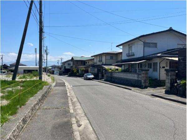松本市波田、中古一戸建ての前面道路を含む現地写真画像です