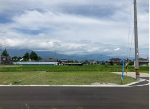 安曇野市豊科、新築一戸建ての前面道路を含む現地写真画像です