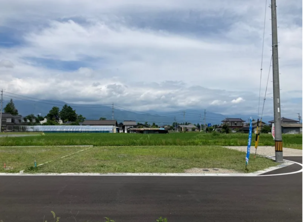 安曇野市豊科、新築一戸建ての前面道路を含む現地写真画像です