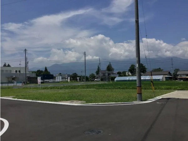 安曇野市豊科、新築一戸建ての前面道路を含む現地写真画像です