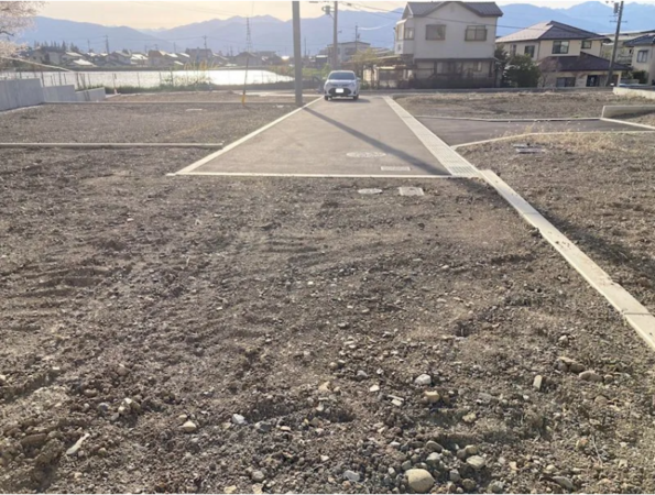 松本市並柳、新築一戸建ての前面道路を含む現地写真画像です