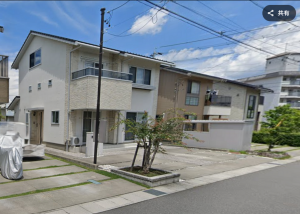 松本市石芝、中古一戸建ての前面道路を含む現地写真画像です