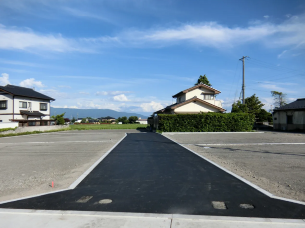 松本市梓川、土地の前面道路を含む現地写真画像です