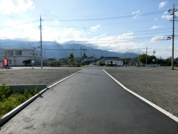 松本市梓川、土地の前面道路を含む現地写真画像です