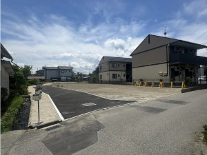 松本市大字新村、土地の前面道路を含む現地写真画像です