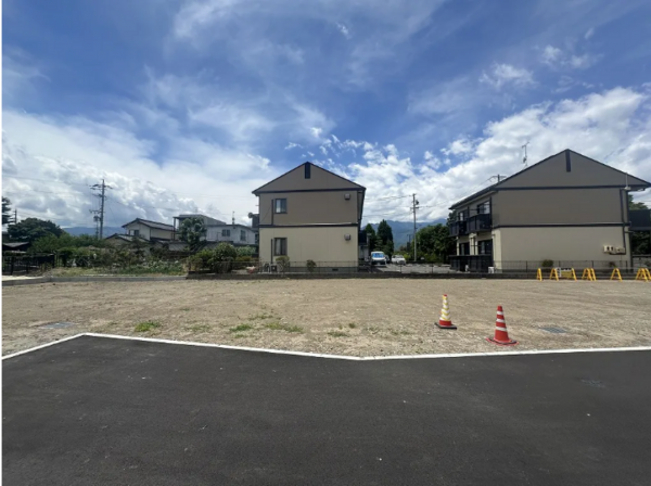 松本市大字新村、土地の前面道路を含む現地写真画像です