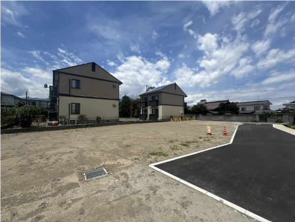 松本市大字新村、土地の前面道路を含む現地写真画像です