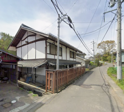 松本市大字稲倉、中古一戸建ての前面道路を含む現地写真画像です