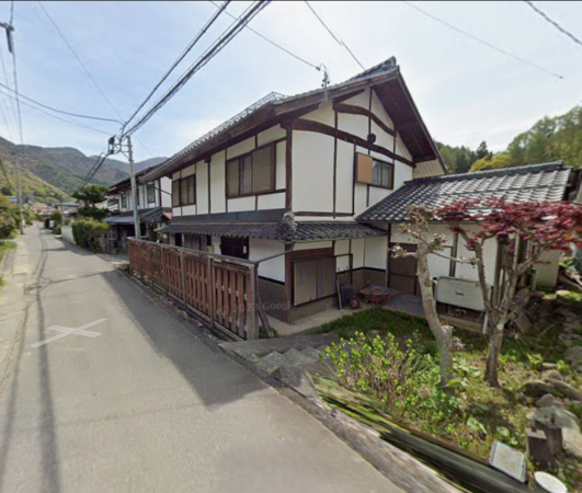 松本市大字稲倉、中古一戸建ての前面道路を含む現地写真画像です