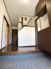 松本市寿北、中古一戸建ての玄関画像です