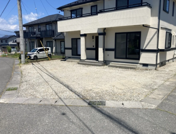 松本市寿北、中古一戸建ての前面道路を含む現地写真画像です