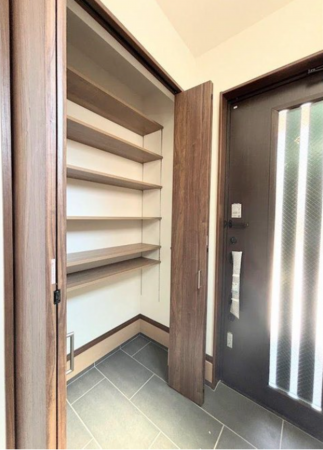 名古屋市昭和区折戸町、新築一戸建ての玄関画像です