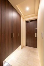 名古屋市昭和区川名山町、中古マンションの玄関画像です