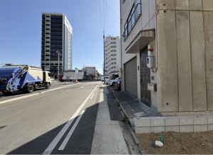 名古屋市昭和区阿由知通、新築一戸建ての前面道路を含む現地写真画像です