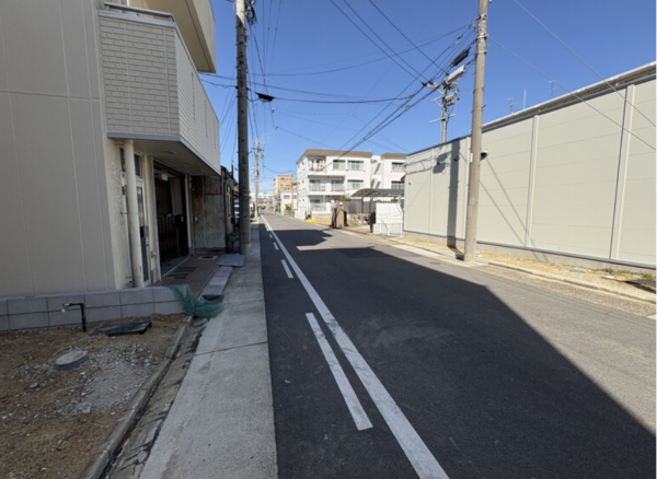 名古屋市昭和区阿由知通、新築一戸建ての前面道路を含む現地写真画像です