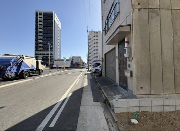 名古屋市昭和区阿由知通、新築一戸建ての前面道路を含む現地写真画像です