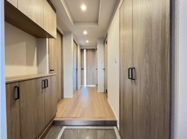 名古屋市瑞穂区彌富町紅葉園、中古マンションの玄関画像です